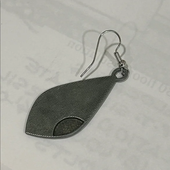 Elegant Gray and Purple Floral Earrings - Picture 4 of 4